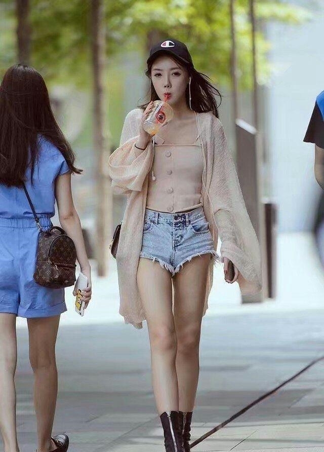 可爱|街拍:短裙下露出奶白的大腿,又长又可爱,真的好迷人!