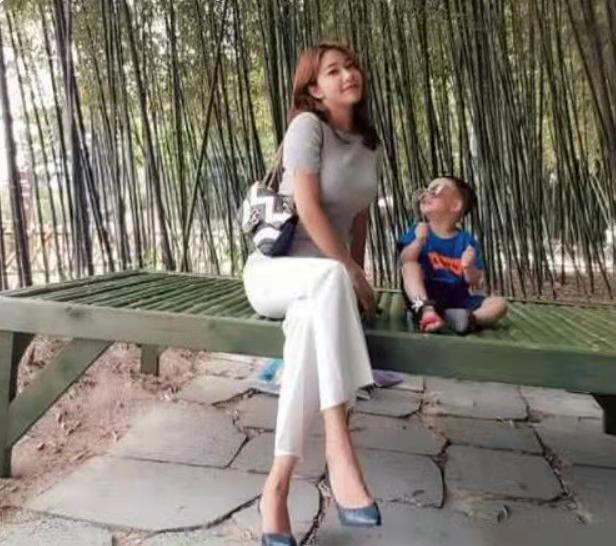 黄嘉欣|33岁宝妈热爱健身,马甲线迷人有型,运动是关键