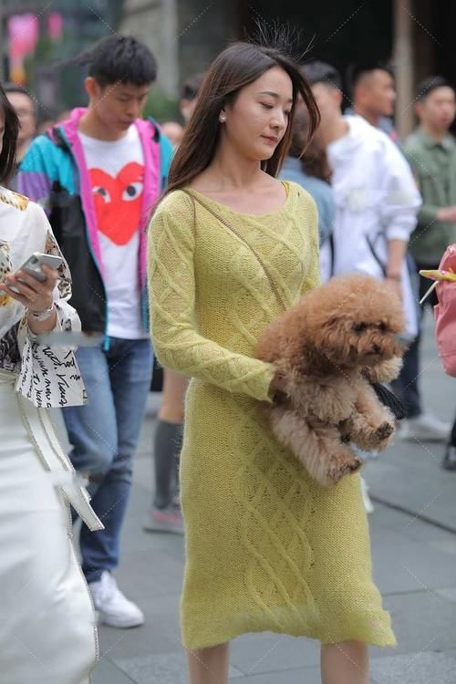 裙装 舒适减龄的吊带连衣裙,搭配一双尖头鞋,穿出与众不同的气质