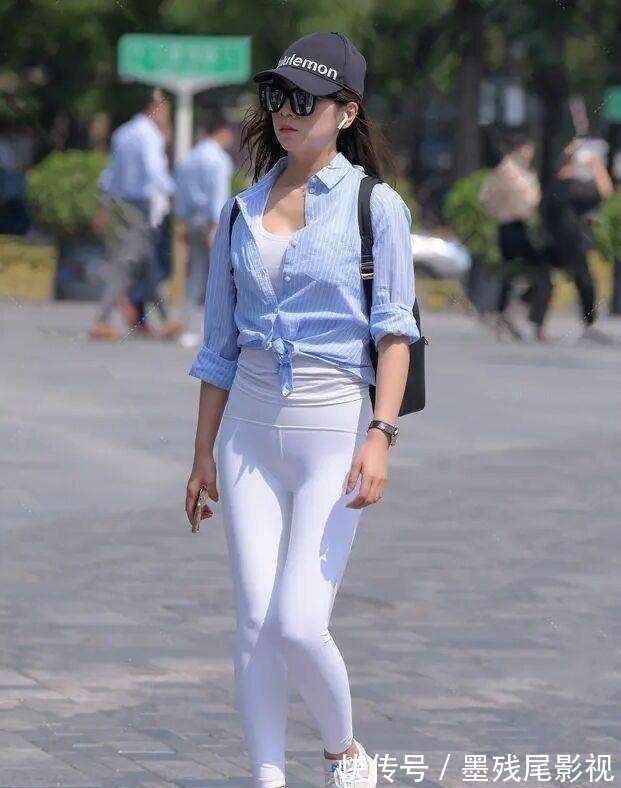 时尚靓丽 粉红色紧身打底裤搭配黑色运动帽,时尚靓丽,体现迷人的小腿!