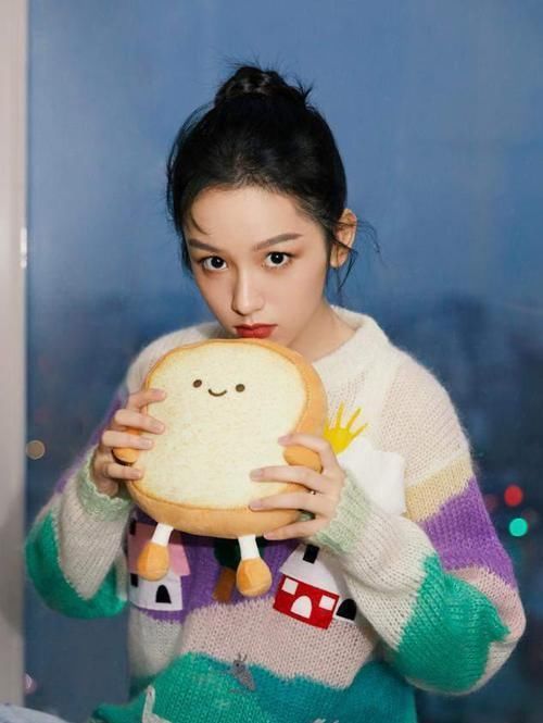 早春，毛衣就买这3个“显白色”，高级不说还减龄，照着穿就好