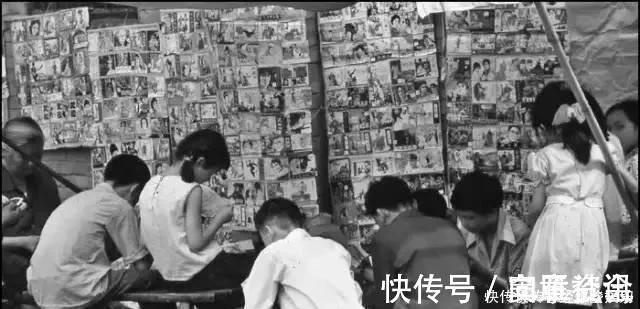 老照片#历史老照片80年代老百姓下饭馆,手纸还在论斤卖