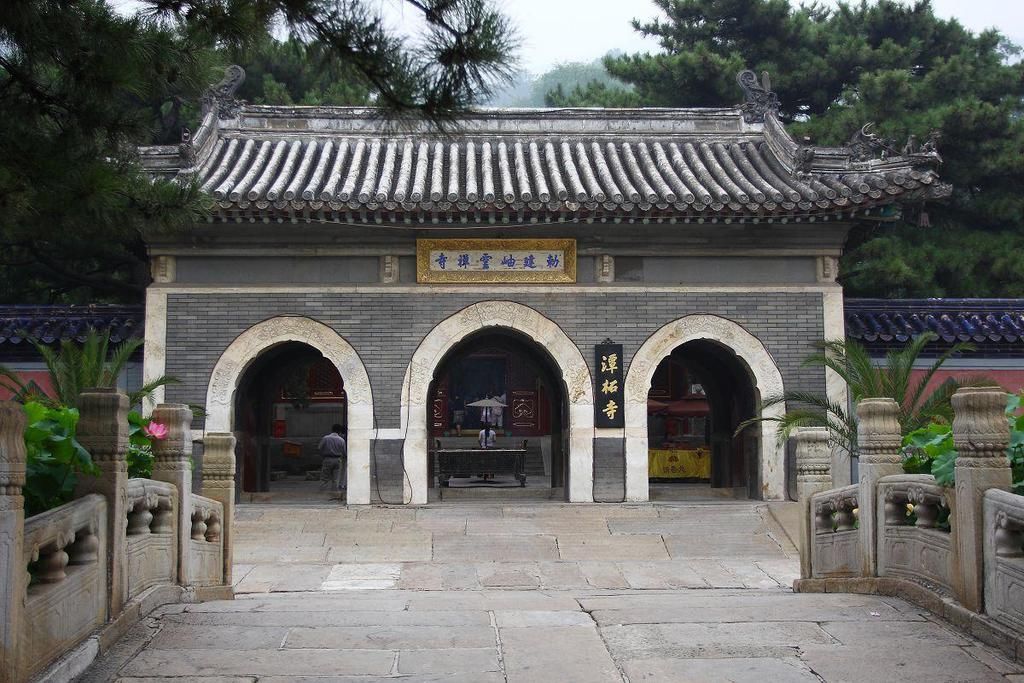 北京一座有千年历史的寺庙，寺院坐北朝南，庄严肃穆