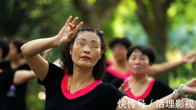 超标|大妈血脂从6.4降至1.6，医生：2物是血液“净化器”，可敞开吃