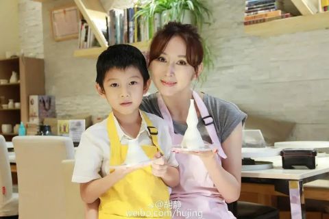 单亲、离婚、困境，《逆光》唱哭背后，那英胡静杨钰莹张柏芝王鸥的坎坷人生