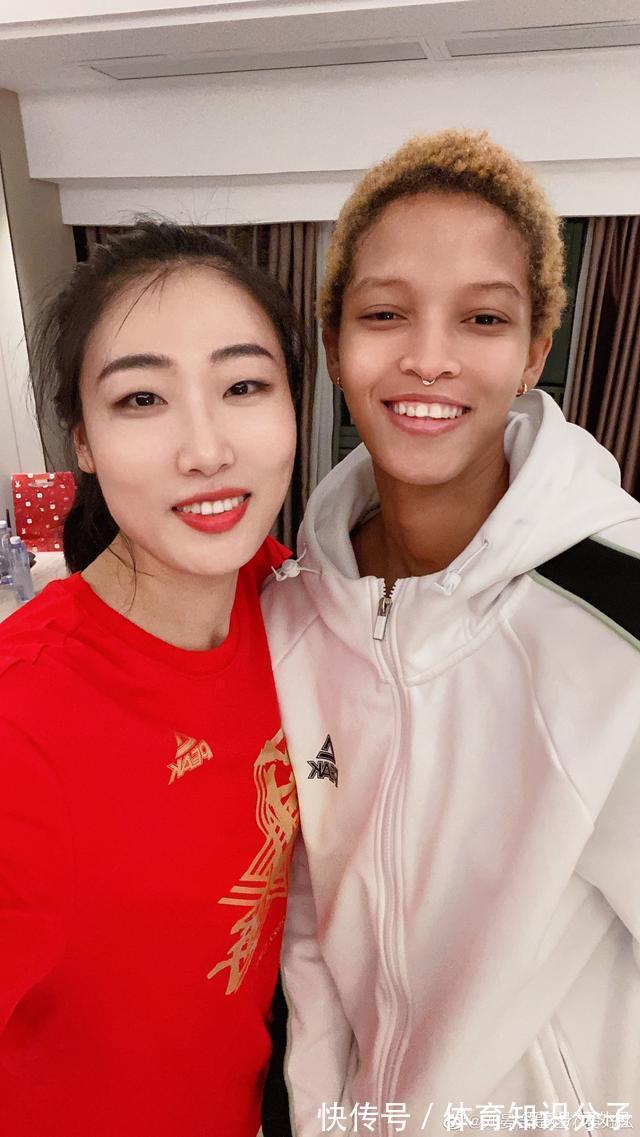 金软景|中国女排1米88国手神奇出圈!拍广告现场:身边男搭档被车推着走