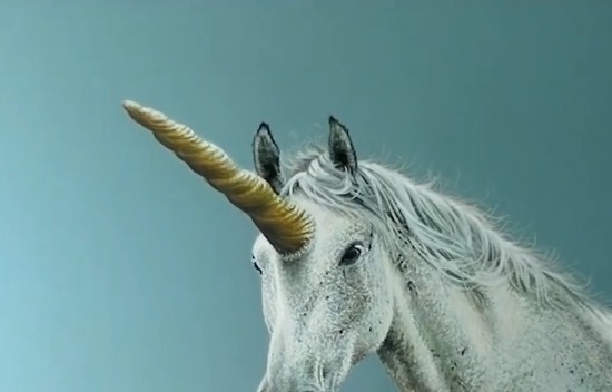 手绘$美术生手绘独角兽,超写实手法惊艳全场,网友:比照片还真实