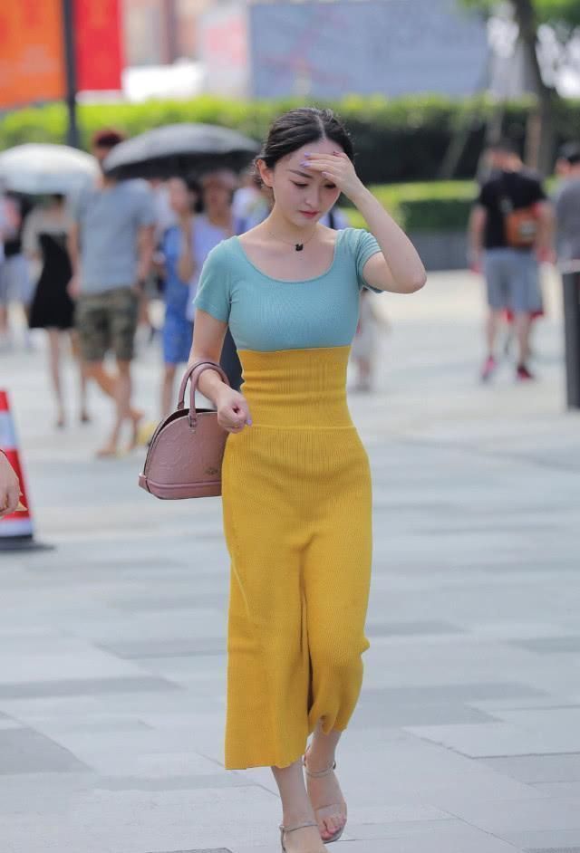 大街|时尚针织裙穿搭,鲜艳的撞色搭配,能让自己成为大街上最美的花朵