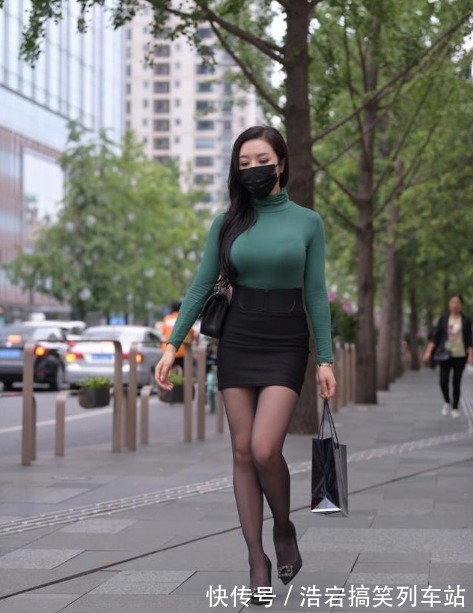 身材 绿外套配黑色包臀裙,简约的装扮中透着高雅,尽显贵妇的妩媚气息