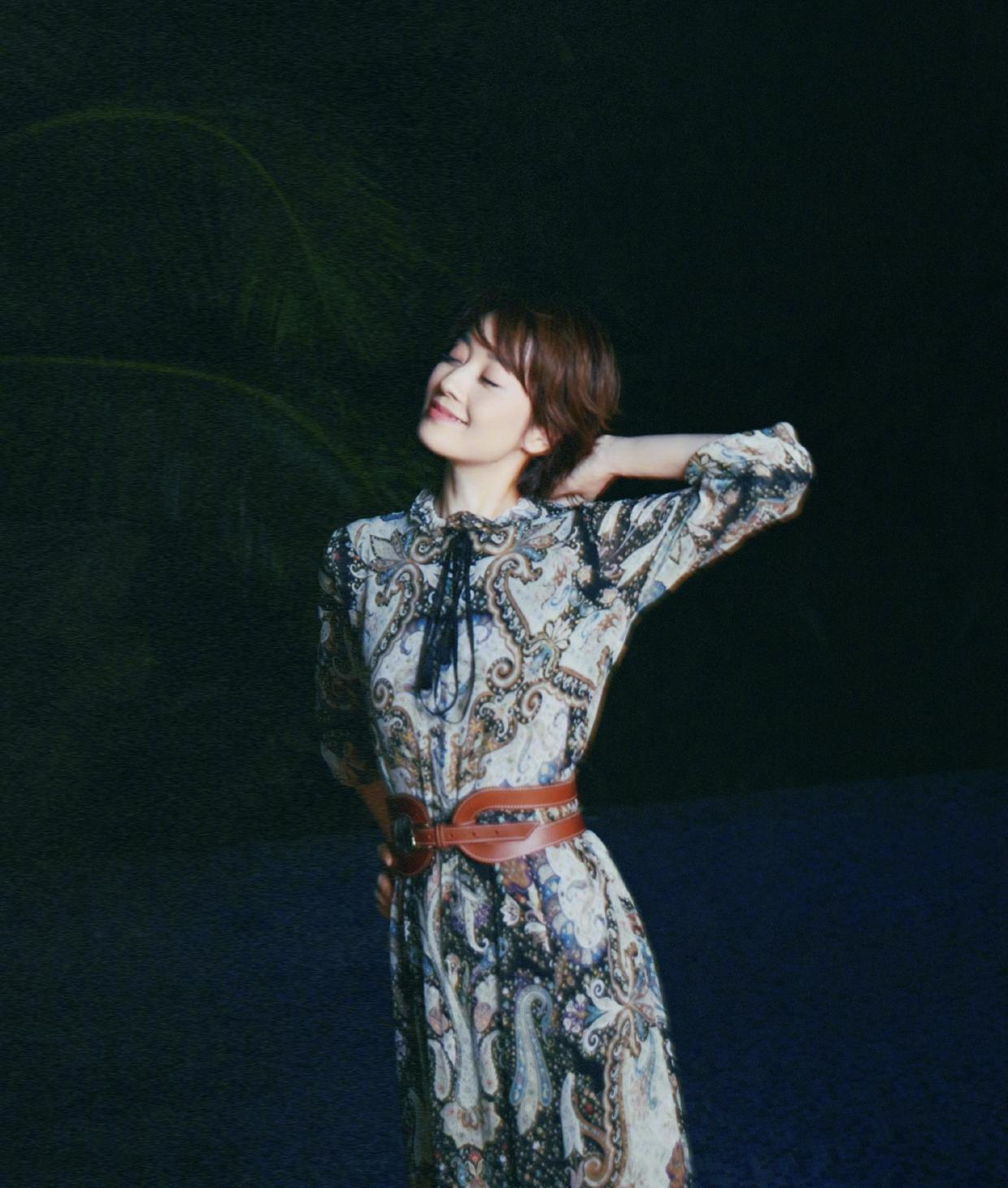 素颜|马伊琍够任性,素颜走机场,白色背心配破洞牛仔裤,依然高级时髦