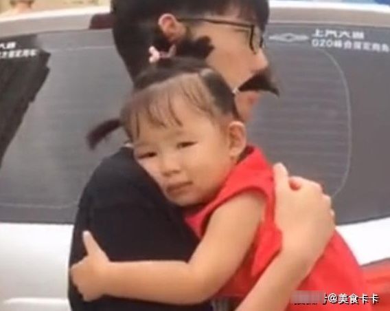 哥哥|兄妹相差18岁,妹妹看见哥哥就抱着离不开,画面太暖心了