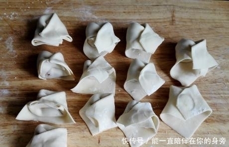 自制馄饨时,掌握1点小技巧,馄饨皮薄馅大,馅香皮软还爽滑