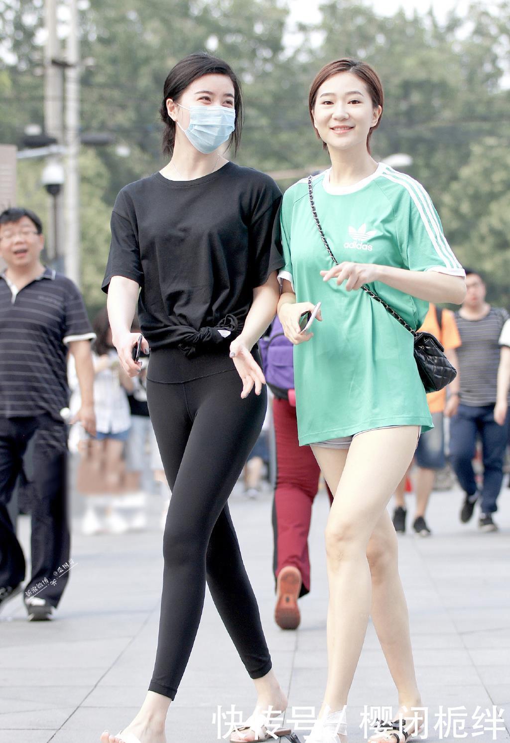 街拍打底裤小姐姐显女性高贵优雅的魅力，舒适不失个性