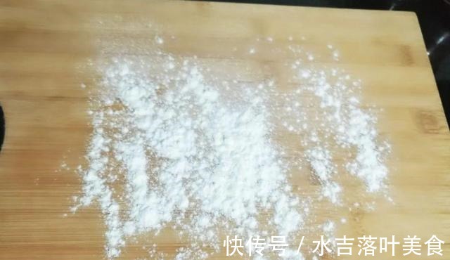 自己在家做面包，加核桃、腰果、芝麻、葡萄干、大枣等，营养十足！