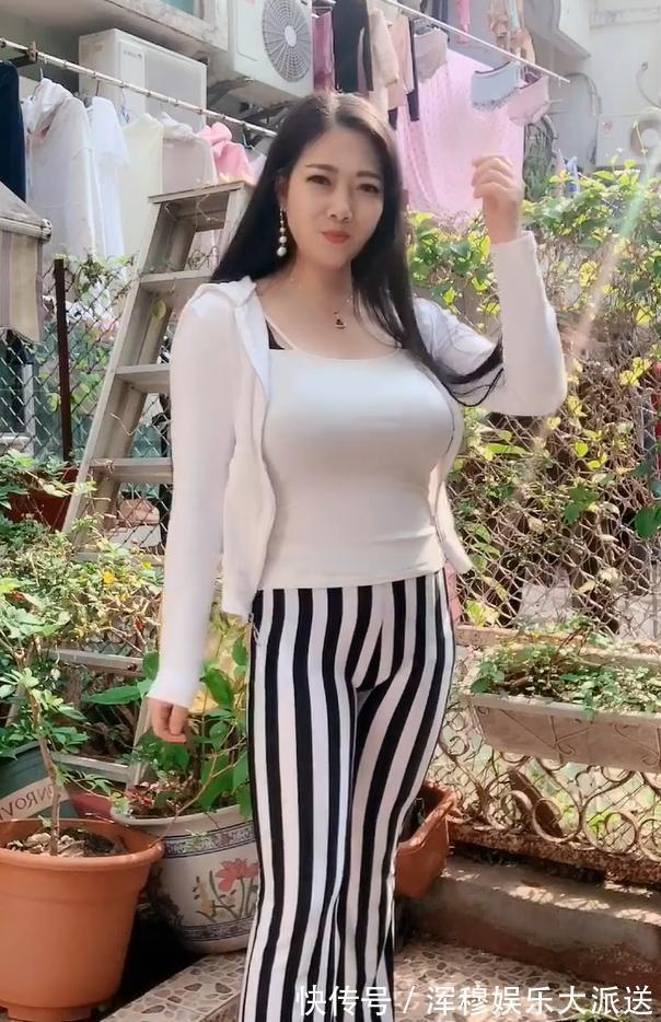 紧身装|与紧身装搭配的微胖美女，传递出轻熟的网红气息!