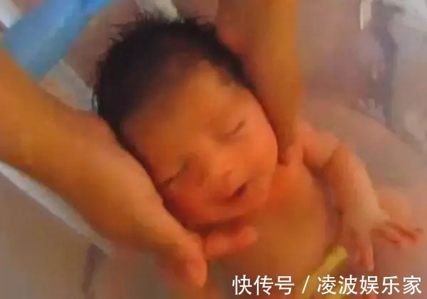 可爱|妈妈给新生儿洗澡,宝宝还以为自己没出生,这表情可爱到绝了