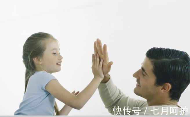 言行|孩子的这个小动作吓到妈妈了，原来都是自己影响的，父母注意言行