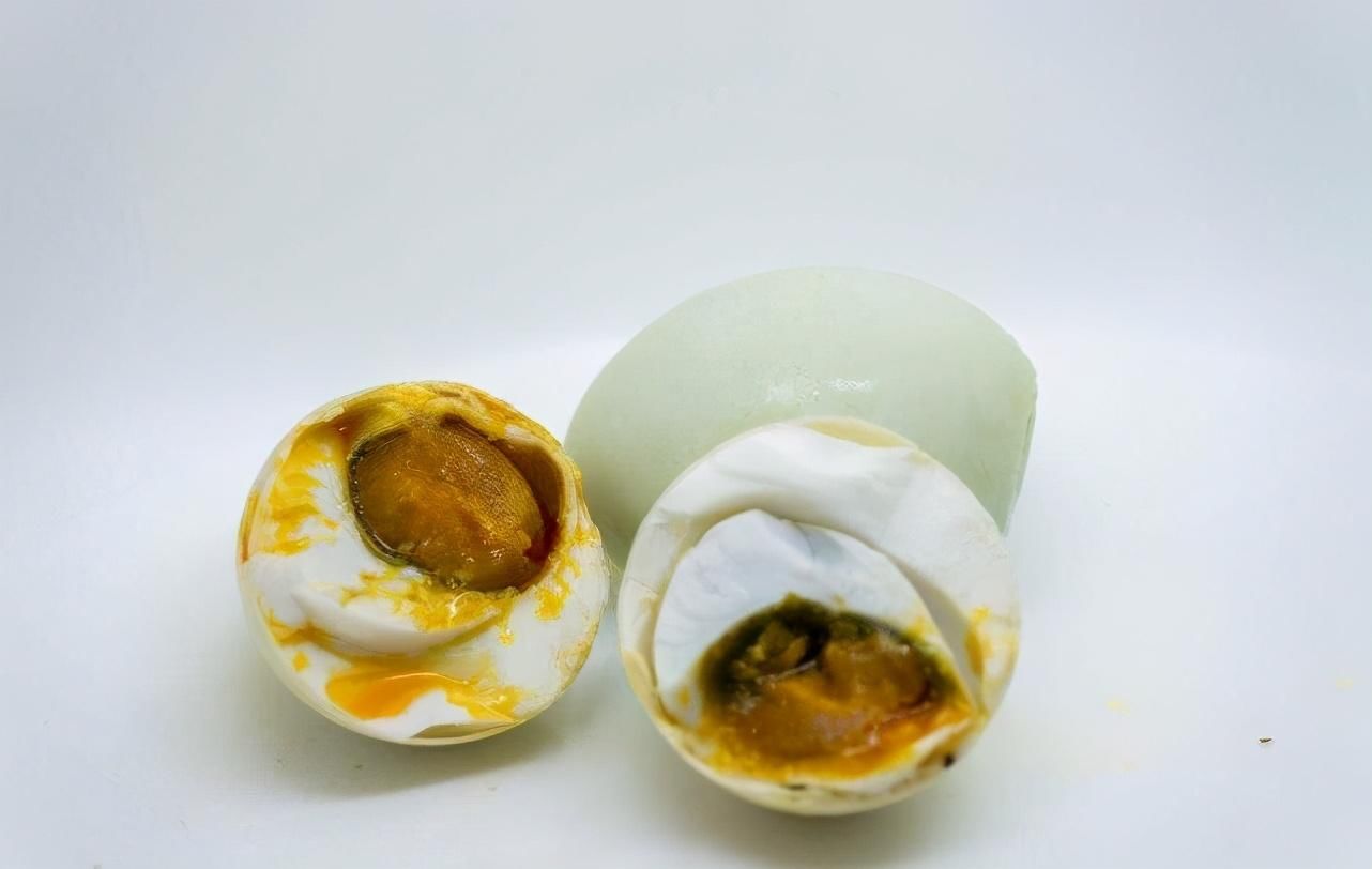  咸鸭蛋|腌咸鸭蛋不要只加盐，多加一味调料，腌好的咸鸭蛋更容易出油