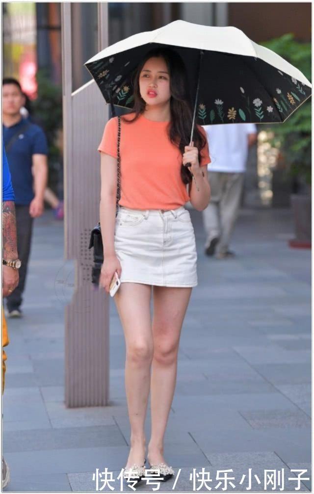 橘色|橘色修身短袖,搭配白色半裙热裤,精美时尚又显得十分的优雅大气