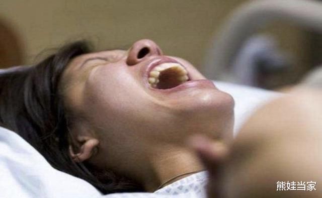 独自一人|孕妇深夜生二胎,女儿独自一人在产房外等候,护士询问后哽咽