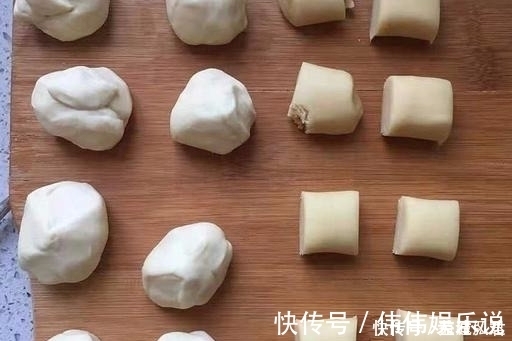 搅拌均匀|早餐饼最好吃又简单做法，1碗面粉，开水一烫，15分钟做好出锅