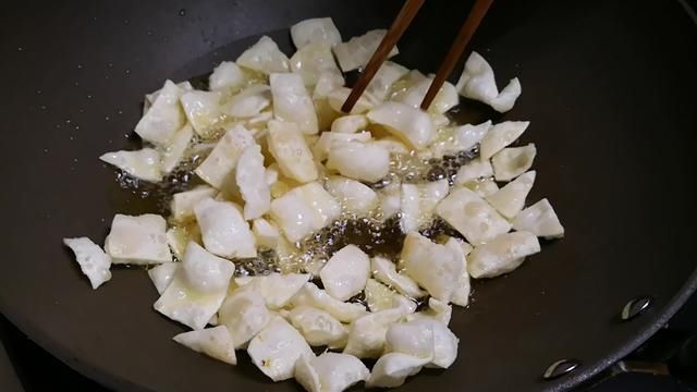 吃剩的饺子皮不要扔掉，3种做法瞬间变美食，操作简单，新手也会