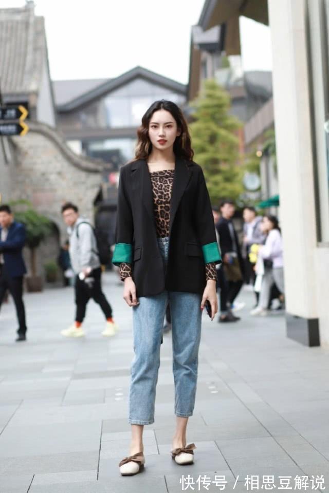 美女|街拍:绿色连衣裙穿出了美女的好身材,秀美长发,很吸睛