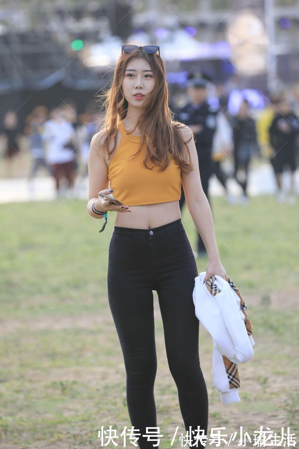 美女 美女神情相当光泽和甜美,但是现在有点冷了,姐姐要注意好保暖