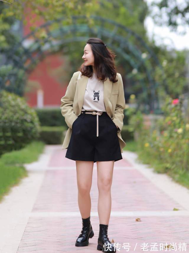 小蛮腰|微胖女生怎么穿才好看?西服外套搭配T恤和黑色短裤,显高又显瘦