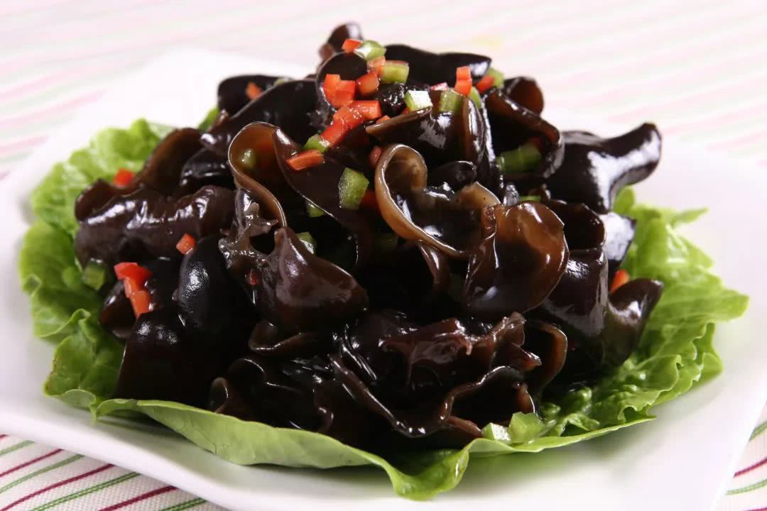 食物中毒|53岁女子食物中毒离世!医生说大蒜不能这样吃,看完一身冷汗