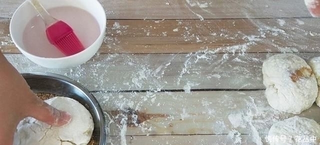 烧饼|芝麻烧饼这样做真香,不揉不擀面,更不用调油酥,出锅一盘不够吃