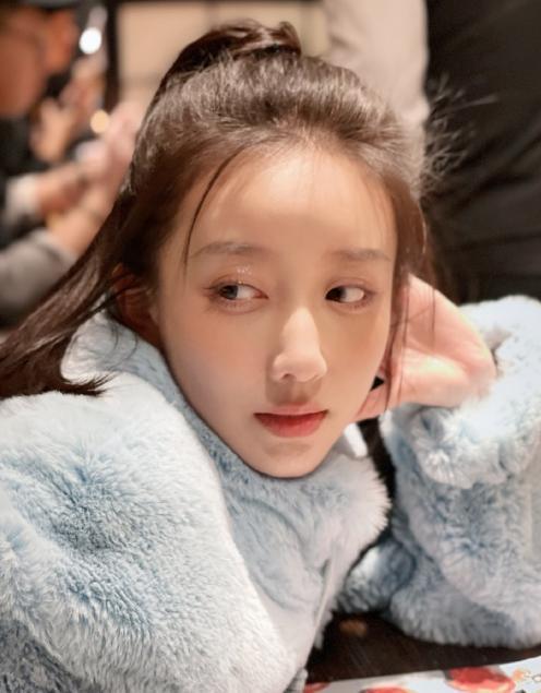 她原是《非誠勿擾》的觀眾,因長(zhǎng)得美被星探發(fā)掘,搖身一變成演員