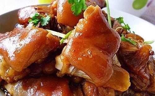 炖猪蹄时,最忌直接焯水,教你正确做法,猪蹄软糯好吃,没腥臭味