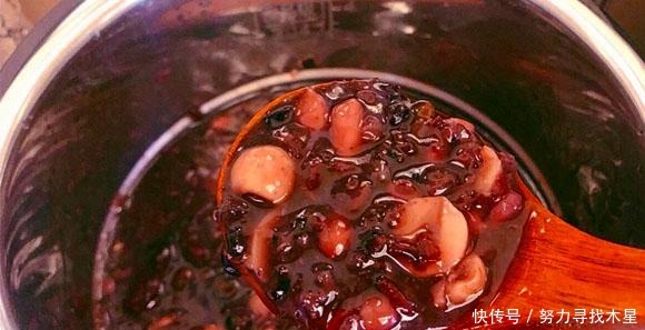 黑豆|女生經(jīng)常熬夜別忘多喝這粥，用這幾樣食材簡(jiǎn)單熬一鍋，滋補(bǔ)又養(yǎng)發(fā)！