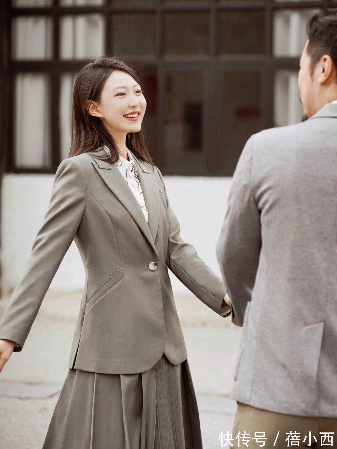 紫色 穿西装时别总是配牛仔裤,学博主这样搭连气质都变高级,赶紧学!