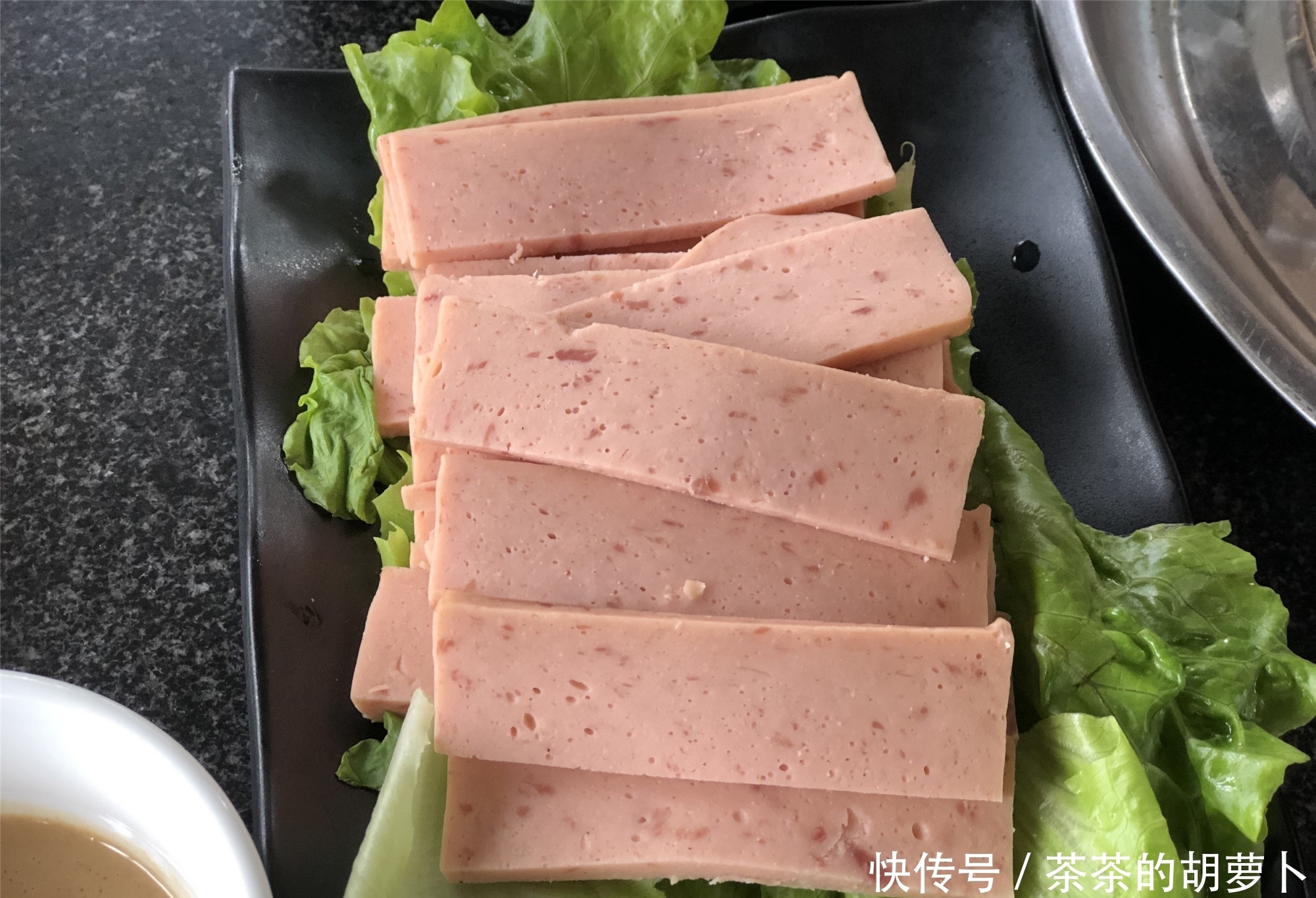 羊肉|假期和家人吃“老式铜火锅”,120元点了2斤肉,看看是真羊肉吗?
