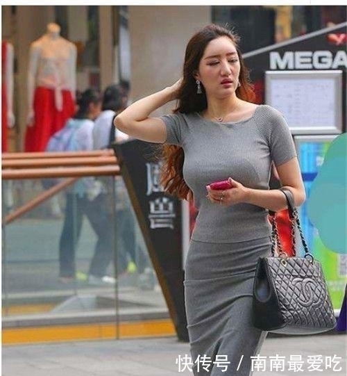 街拍：百看不厌的美女，丰盈饱满韵味十足，凸显优美身材