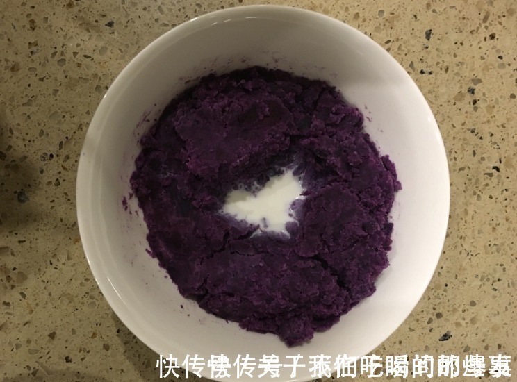 吃法|红豆别再煮粥了,70岁奶奶坚持这一吃法,难怪气色好,越吃越年轻