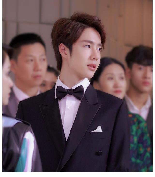 12月年末的王一博有點忙，東方衛(wèi)視有翟至味，愛奇藝有百里弘毅