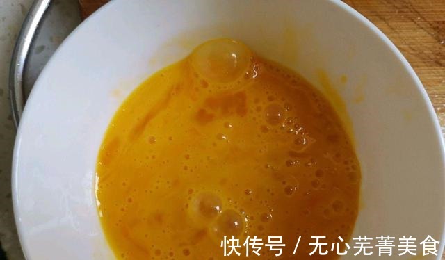 鸡蛋和粉丝一块做，炒一炒就出锅，方便简单，好吃又下饭！