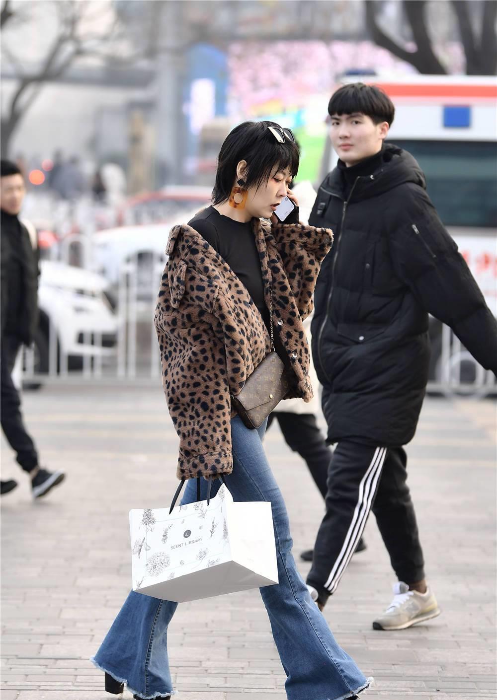 身材 毛边裤脚喇叭牛仔裤, 搭配粗跟厚底鞋, 豹纹短款外套, 有点野性