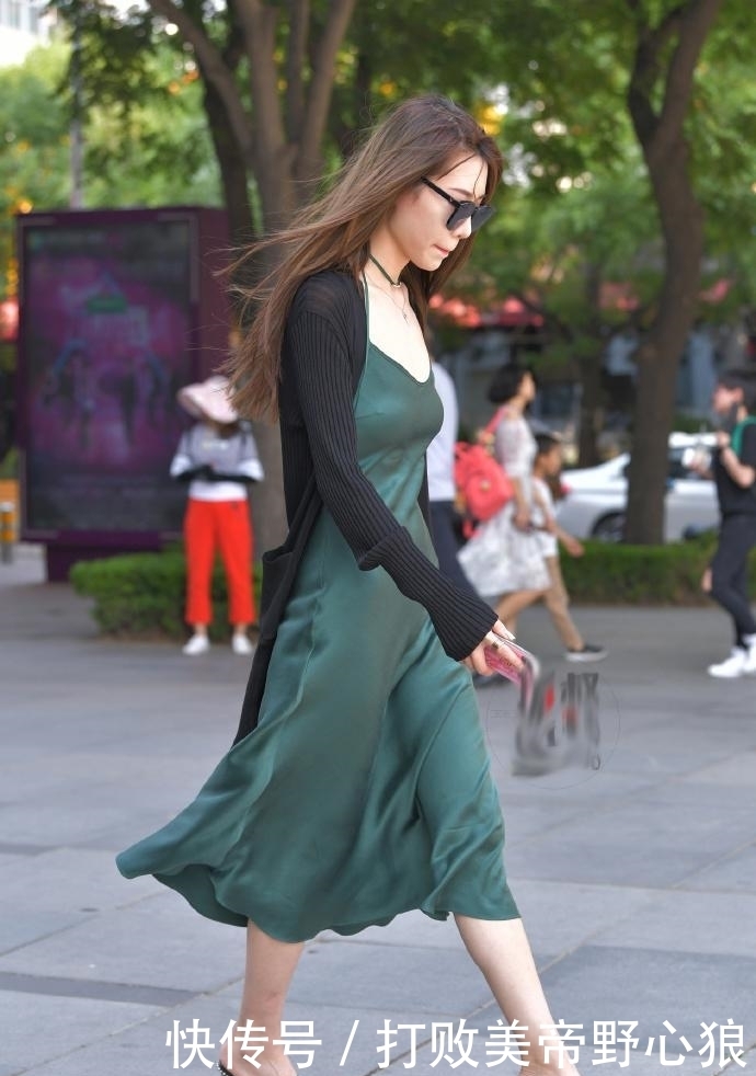 大方|街拍:美女气质端庄大方,长裙勾勒出了女人迷人的曲线