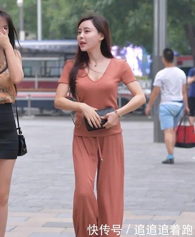 气质好的小姐姐,什么颜色的套装都能驾驭呢