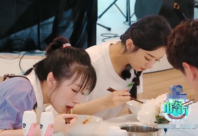 李浩菲 赵丽颖李浩菲吃面条,看清两人的吃相,女明星和艺人差距一目了然