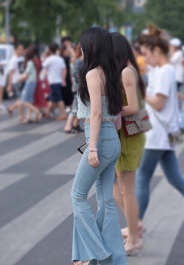 时髦女孩任性, 选择喇叭裤配吊带短衫, 美出自己的风格