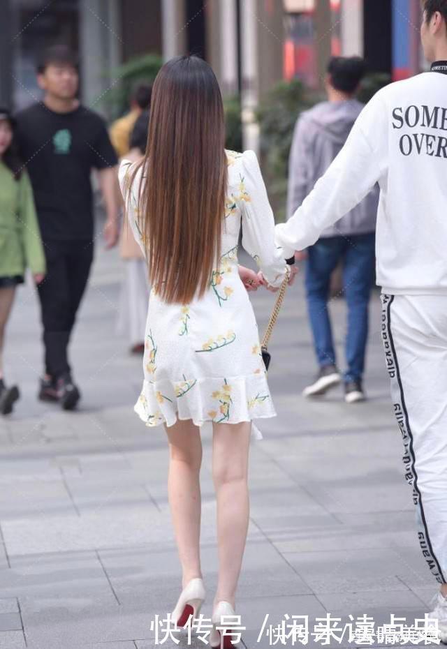 连衣裙 茉莉花图案连衣裙搭配高跟鞋,美丽大方,自信满满