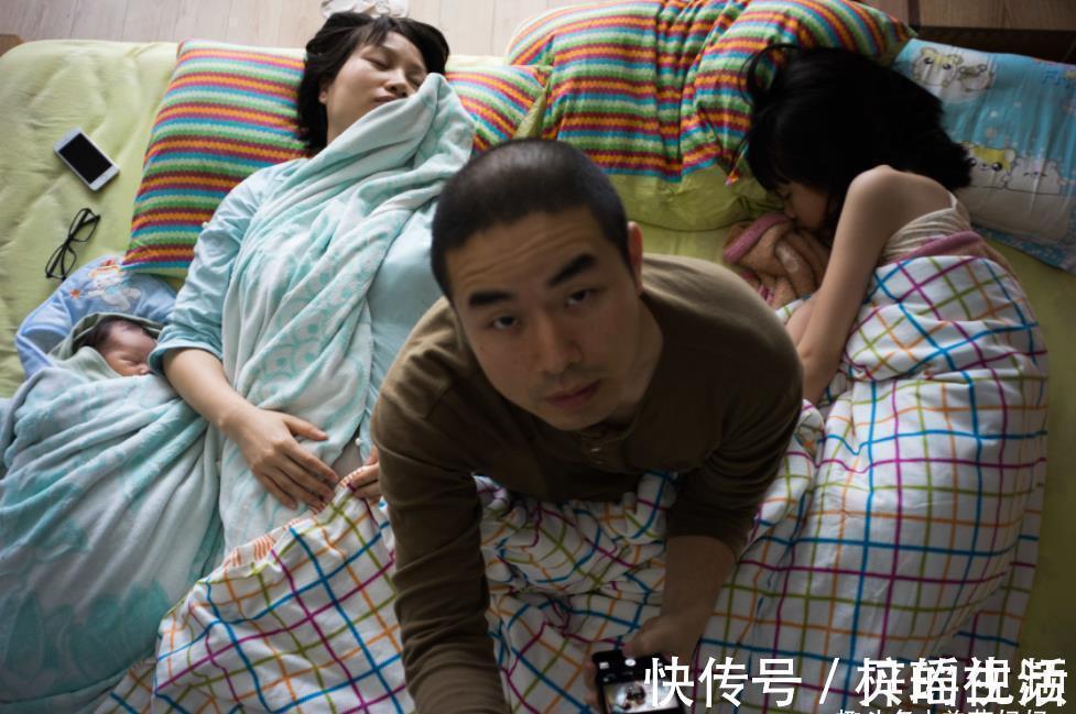 二胎|大一新生放假回家,发现父母偷偷生了二胎,反应让人心疼