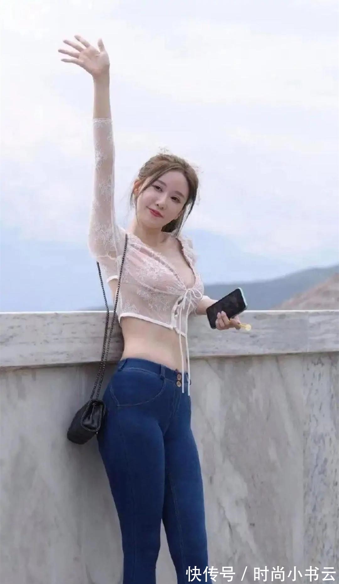 穿搭 V领露脐上衣搭配紧身牛仔裤,简约大气,女神范十足!