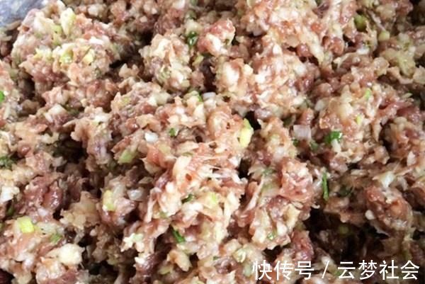 50年大厨经验,拌饺子馅时,加一点它,肉馅口感嫩滑,一咬一口汁