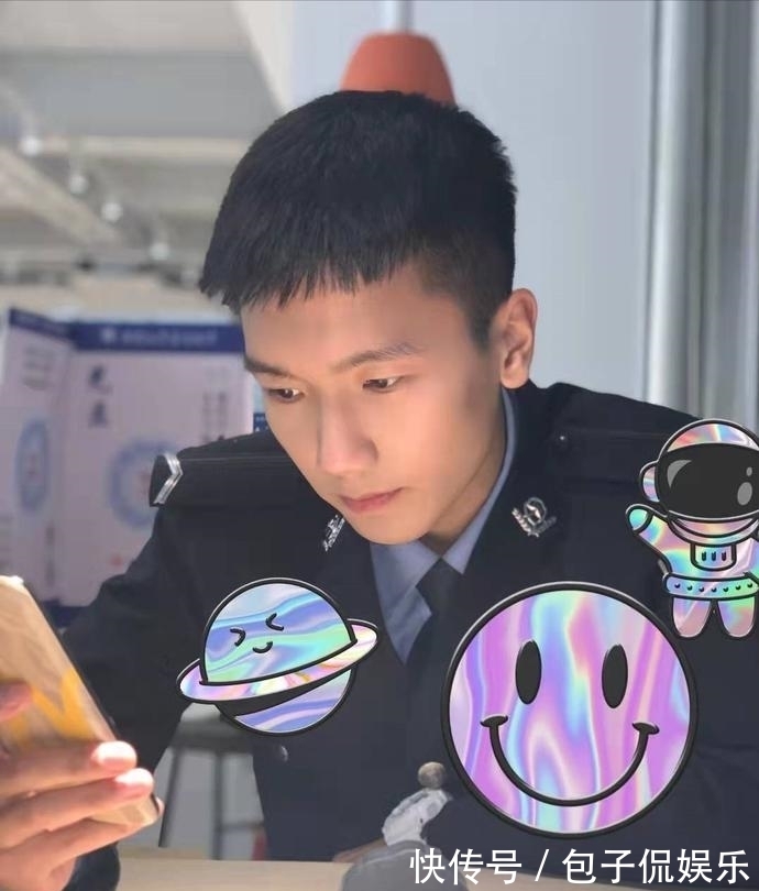 男大学生$开幕式上的“假笑男孩”,真实学历惊艳众人,女朋友也是学霸一枚